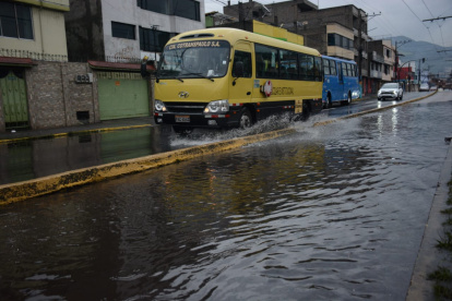 Desde El Recreo se reportaron cuatro alertas de inundaciones, durante las fuertes lluvias en Quito.