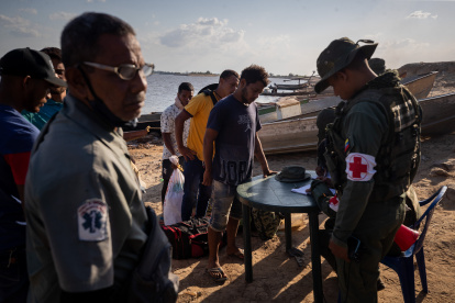 Mineros llegan al puerto de La Paragua, en La Paragua, estado Bolívar (Venezuela).