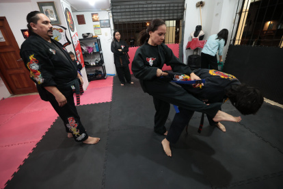 Desarrollo. Los jóvenes practican reiteradamente las técnicas para soltarse de un ataque y defenderse.