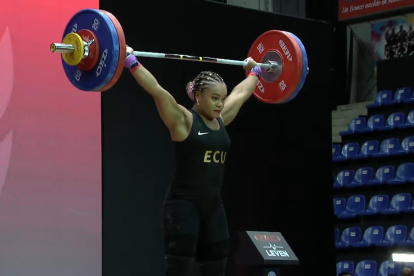 Neisi Dajomes durante el Panamericano de Pesas, que se cumple en Caracas.