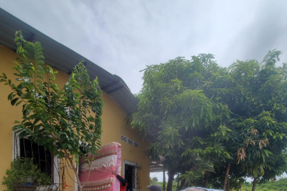 Familia afectada por lluvia en Palestina, Guayas.