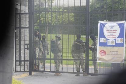 Militares y policías realizan un operativo al interior de una urbanización ubicada en la Vía a la Costa (Portal al Sol).