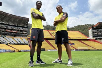 Alen Obando (i) y Jhon Acurio aparecen como las promesas de Barcelona