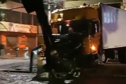 El vehículo se impactó contra un árbol