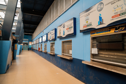 Espacio. Diferentes sellos figuran en el sitio.