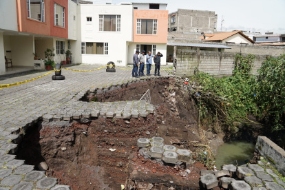 El caudal del río Tinajillas creció dos metros y destruyó parte del estacionamiento del conjunto