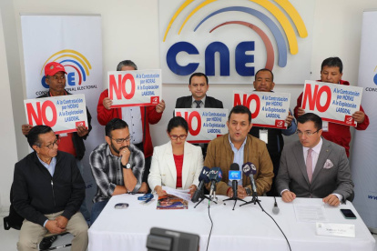 El director de Unidad Popular, Geovanni Atarihuana, durante la presentación de la solicitud.