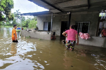 El sector de El Palmar, en Babahoyo, registra una inédita creciente y aguas estancadas por más de cinco días. Es un ambiente propicio para enfermedades.