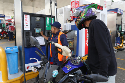 Estación.- Un ciudadano compra combustible en una gasolinera de Guayaquil.