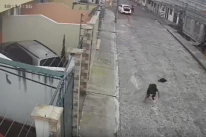 Al salir de la cajuela la víctima cayó al piso. Un hombre disparó al aire.