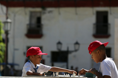 La Habana. Dos niños jugando en un área recreativa de La Habana Vieja.