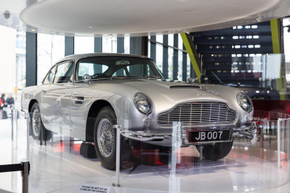 El Aston Martin DB5 utilizado en la película 007 "Goldfinger", durante la exhibición "Bond in Motion" en el Museo del Espía, en Washington