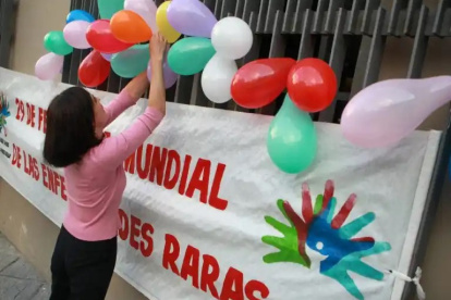 Una mujer coloca un cartel durante una actividad médica