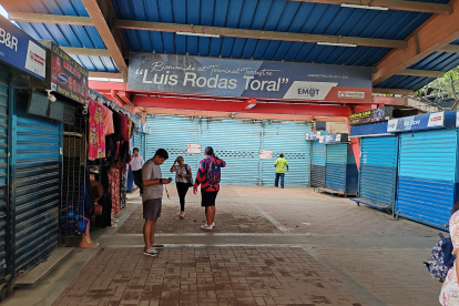 Escenario. Muchos usuarios desconocían del cierre y se toparon con el sello de clausura a su llegada.