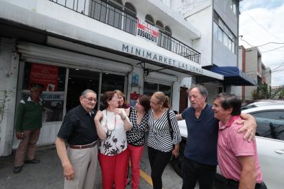 Negocio. Ayer fue un día en el que los urdesinos, los que se fueron y los que aún quedan, decidieron pasar por el negocio para despedirse de sus amigos.