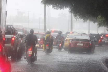 La intensa lluvia afecta el tránsito en Guayaquil