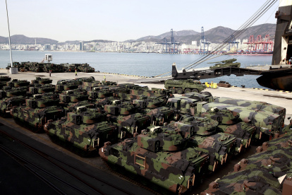Equipamiento de una brigada de combate estadounidense, durante ejercicios militares conjuntos con Corea del Sur, en la ciudad portuaria surcoreana de Busan.