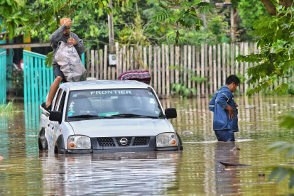 Personas abandonan sus viviendas después que el río Acre aumentara su caudal, en Cobija en el departamento de Pando (Bolivia).