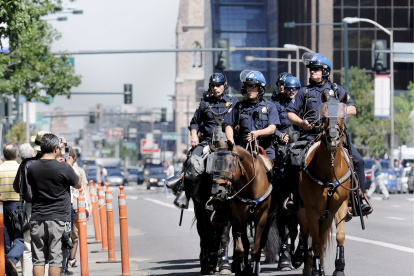 Un grupo de carabineros de la policía al recorrer las calles del centro de Denver (Colorado, EE.UU.).