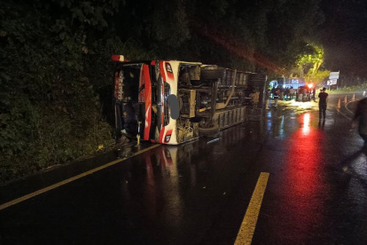 Un bus interprovincial y un camión se chocaron, cuando circulaban por la vía Chaco- Lago Agrio.
