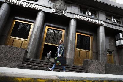 Entrada principal del Ministerio de Economía de Argentina, en el centro de Buenos Aires (Argentina).