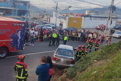 Cinco personas quedaron heridas, entre ellas un niño de cuatro años, luego de ser arrolladas por un auto en Carcelén, Quito.