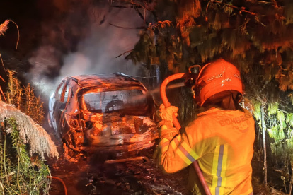 El vehículo del hombre aparentemente secuestrado fue localizado en la zona del Cajas luego que fuera incendiado y abandonado.