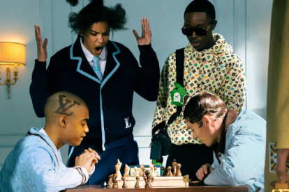 Los modelos visten las prendas de la nueva colección de la Maison francesa