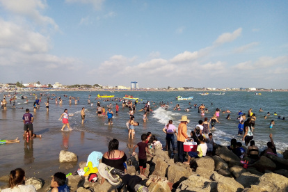 Viaje.- Un grupo de turistas disfrutan de las playas de Ecuador.