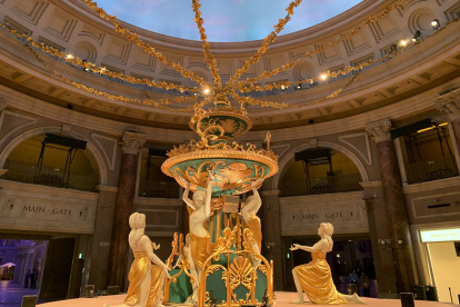 La plaza central, con restaurantes y tiendas, del parque de atracciones inmersivas que ha abierto en la bahía de Tokio