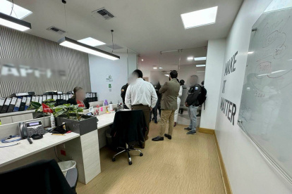 Los peritos llegaron a las oficinas y recabaron información y equipos sobre la corrupción en la petrolera estatal.