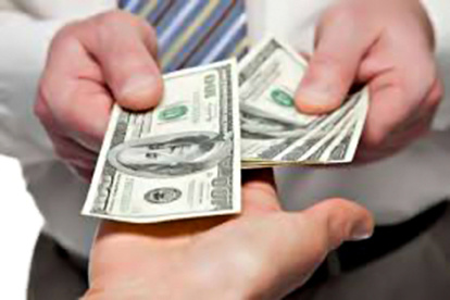 Dinero.- Una foto referencial del pago de un salario a un trabajador.