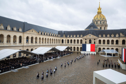 La Guardia Republicana aparece portando retratos de las víctimas durante una ceremonia para rendir homenaje a las víctimas del ataque de Hamás contra Israel el 7 de octubre de 2023.