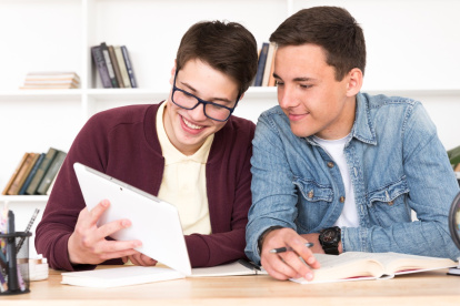 Formación.- Una foto referencial de un profesional instruyendo a un estudiante en una empresa.