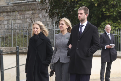 Cristina con su hermana Elena y su hijo Juan.
