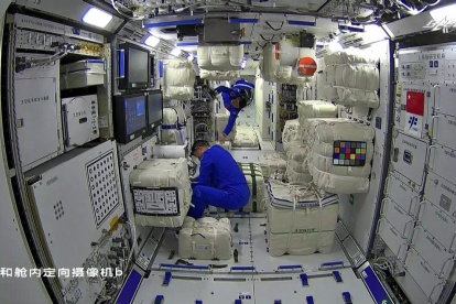 Harbin. Varios técnicos aparecen trabajando en el complejo que consta de cuatro edificios experimentales.