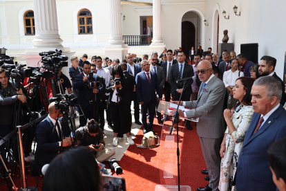 El presidente de la Asamblea Nacional (AN/Parlamento) de Venezuela, Jorge Rodríguez (c-d), habla este miércoles 28 de febrero de 2024 en Caracas.