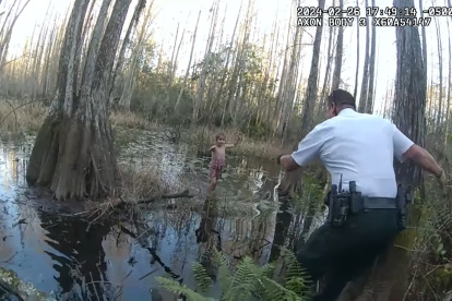 En la captura de un vídeo se muestra a uno de sus agentes llamando a una niña autista, de 5 años, al ser hallada en un pantano cerca de Tampa