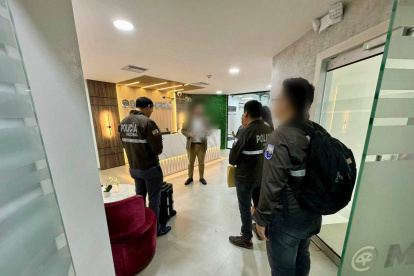 La Policía y peritos de la Fiscalía ingresaron a un edificio del norte de Guayaquil.
