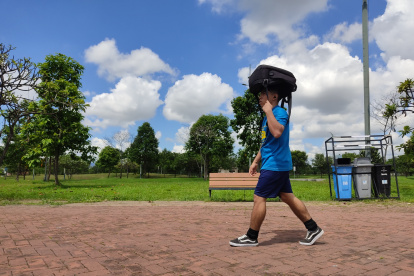 22-02-Gente protegiendose del sol e hidratandose