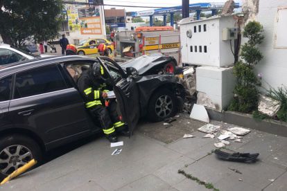 El auto se impactó contra una pequeña pared de bloques sobre la que estaban medidores de luz.