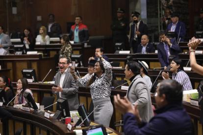 Festejo. Al grito de “¡Uno menos!” la bancada correísta celebra el resultado del juicio político, primer paso hacia la recuperación del aparato de justicia.