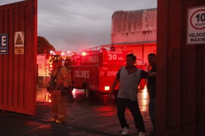 Unidades del cuerpo de bomberos de varias localidades acudieran al sitio para extinguir el fuego.