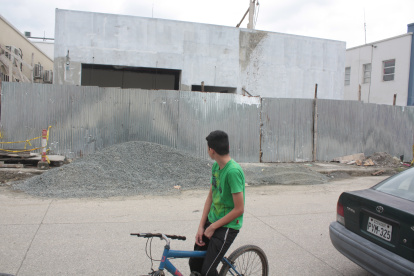 La comunidad cuestiona que los trabajos se hagan intermitentemente en los últimos cinco meses.