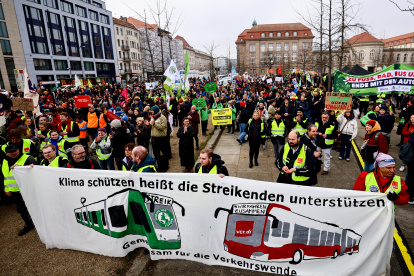 Activistas asisten a la huelga climática nacional Fridays for Future, en Berlín, Alemania, el 1 de marzo de 2024.