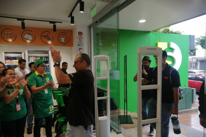 Tienda.- El primer cliente que ingresó a la tienda Dollar $tore, en Urdesa, tras la inaguración que se realizó este viernes 1 de marzo de 2024.