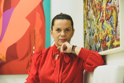 Su primer trabajo estuvo ligado al diseño de interores