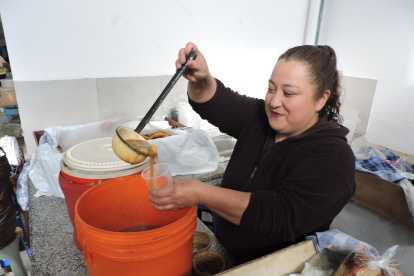 Doris Moya sigue el emprendimiento que hace cerca de cuarto de siglo lo acogió su padre y eso le permite continuar con la tradición de ofrecer el champús.