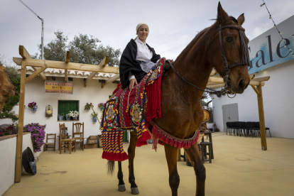 La amazona y vecina del pueblo Cristina Velasco caracterizada de "Tía Agustina" en el día de la recreación de una historia curiosa en la Málaga del siglo XIX en la que en 1810