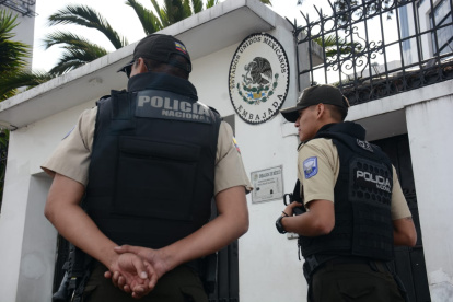 Ambiente en los exteriores de la Embajada Mexicana en Quito.